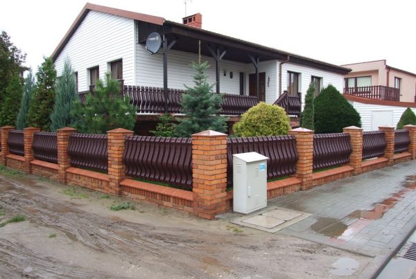 Estetyka drewnopodobnego ogrodzenia winylowego. Zdjęcie za https://ogrodzeniaplastikowe.pl/galeria-ogrodzen-ecowood/
